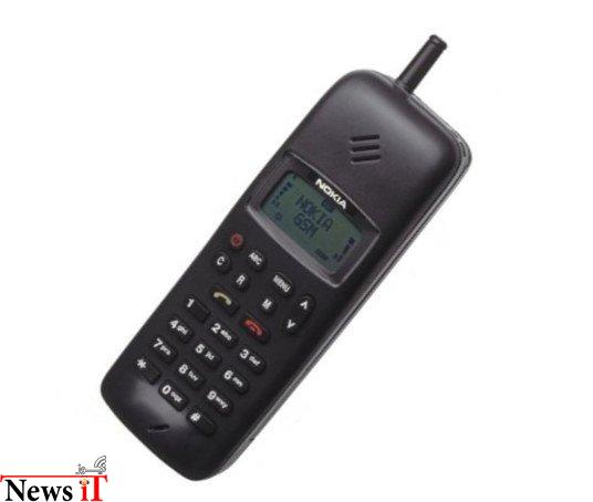 نوکیا ۱۱۰۱ با عنوان Mobira Cityman 2000 نیز شناخته می شد و در سال ۱۹۹۲ اولین تلفن همراهی بود که از تکنولوژی ارتباطی GSM پشتیبانی می کرد و به صورت انبوه به تولید رسیده بود. کمپانی تولید کننده آن را در ازای ۸۲۵۰ مارکای فنلاند به دست متقاضیان می رساند که این رقم امروزه برابر با ۲۵۰۰ دلار است.