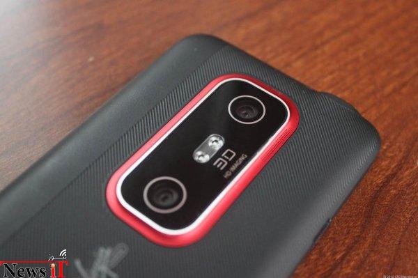 در سال ۲۰۱۱ HTC با نصب دو لنز دوربین بر روی تلفن هوشمند Evo 3D سعی کرد تا جلوه ای سه بعدی به تصاویر گرفته شده توسط این محصول بخشد، اما نتیجه به عکس هایی ختم گشت که شامل اعوجاجی ناخوشایند بودند و در بازار نیز استقبال چندانی از آن نشد.