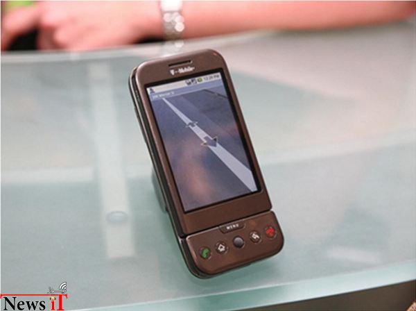 HTC یکی از اولین شرکت هایی بود که با همراهی اپراتور مخابراتی T-Mobile و عرضه ی تلفن هوشمند G1 در سپتامبر ۲۰۰۸ به قطار اندروید گوگل پیوست. در اصل موبایل یاد شده را می توان نخستین اسمارت فون اندرویدی دانست. تا پیش از عرضه G1 کمپانی تایوانی تولید کننده ی آن تلفن های هوشمند خود را عمدتاً بر اساس پلتفرم ویندوز فون مایکروسافت راهی بازار می کرد اما از ۲۰۰۸ به بعد HTC تغییر رویه داد و تقریباً اکثر محصولات بعدیش اندرویدی شدند.