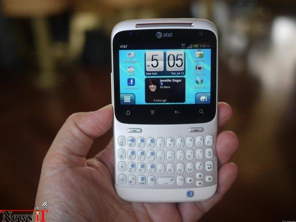 HTC اولین بار دو تلفن هوشمند Salsa و ChaCha را در کنگره جهانی موبایل سال ۲۰۱۱ معرفی کرد. آنچه این دو محصول را از سایرین متفاوت می کرد دکمه ای در پایین آنها بود که به صورت ویژه برای دسترسی به شبکه ی اجتماعی فیس بوک در نظر گرفته شده بود. موبایل های یاد شده در زمانی ارائه گشتند که کمپانی تایوانی سعی داشت با ارائه ی محصولاتی زیاد و متنوع توجه بازار را به هر شکل ممکن به خود جلب کند.