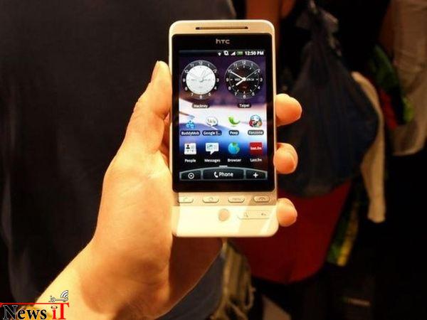 در حالیکه G1 اولین تلفن هوشمند اندرویدی محسوب می گردد، از HTC Hero که در سال ۲۰۰۹ عرضه شد می توان به عنوان اولین محصولی یاد کرد که رابط کاربری Sense را با خود به همراه داشت. این پوسته به شکل قابل قبولی بر روی پلتفرم موبایلی گوگل پیاده سازی شده بود و با ویجت های اندکی مانند آب و هوا و ساعت استفاده از موبایل را ساده تر و جذاب تر می کرد.