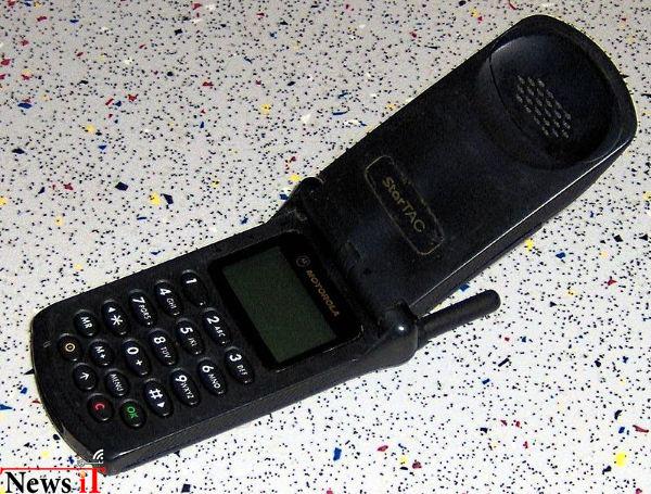 این مدل از تلفن همراه موتورولا به عنوان اولین موبایل تاشو شناخته می شود، که در زمان خودش بیش از انداز جمع و جور و سبک بود و کاربران می توانستند به صورت انتخابی آن را به همراه یک باتری لیتیوم یونی که در سال ۱۹۹۶ بسیار ارزشمند به حساب می آمد تهیه کنند. ناگفته نماند که تکنولوژی ویبره هم تقریباً برای اولین بار در همین محصول عرضه گشت. StarTAC هزار دلار قیمت گذاری شده بود که برابر با ۱۵۰۸ دلار امروزی است.