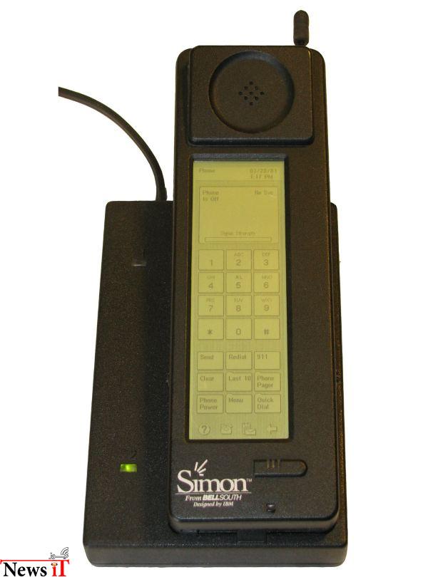 Simon از IBM اولین تلفن هوشمند تاریخ است و در سال ۱۹۹۴ به بازار آمد. موبایل مذکور در زمان خودش گجتی بسیار هیجان انگیز بود که از صفحه نمایشی لمسی و دارای نور پس زمینه به همراه مودمی ۹۶۰۰ بیت بر ثانیه ای بهره می برد. یک مگابایت حافظه ی رم و  پشتیبانی از قابلیت ارسال و دریافت ایمیل و فاکس نیز از سایر مشخصه های آن بودند. Simon را می توانستید در ازای قراردادی دو ساله به قیمت ۸۹۹ دلار تهیه کنید و نسخه ی بدون قراردادش نیز ۱۰۹۹ دلار هزینه داشت که این ارقام به ترتیب برابر با ۱۴۳۶ و ۱۷۵۶ دلار امروزی هستند.