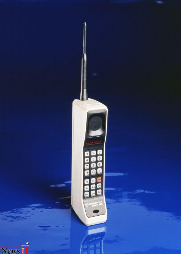 این تلفن همراه در اصل اولین موبایلی است که در سال ۱۹۸۴ به صورت تجاری وارد بازار شد. باتریش تقریباً هم اندازه یک آجر بود و تنها ۳۰ دقیقه می توانستید با آن به مکالمه بپردازید و البته ۸ ساعت نیز در وضعیت استند بای دوام می آورد. Dynatac 8000X در زمان عرضه ۳۹۹۵ دلار ارزش داشت که برابر با ۹۱۰۰ دلار امروزی است.