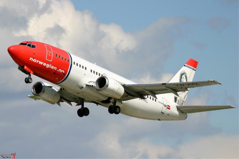 Norwegian_Air_Shuttle_Boeing_737-300_Pichugin